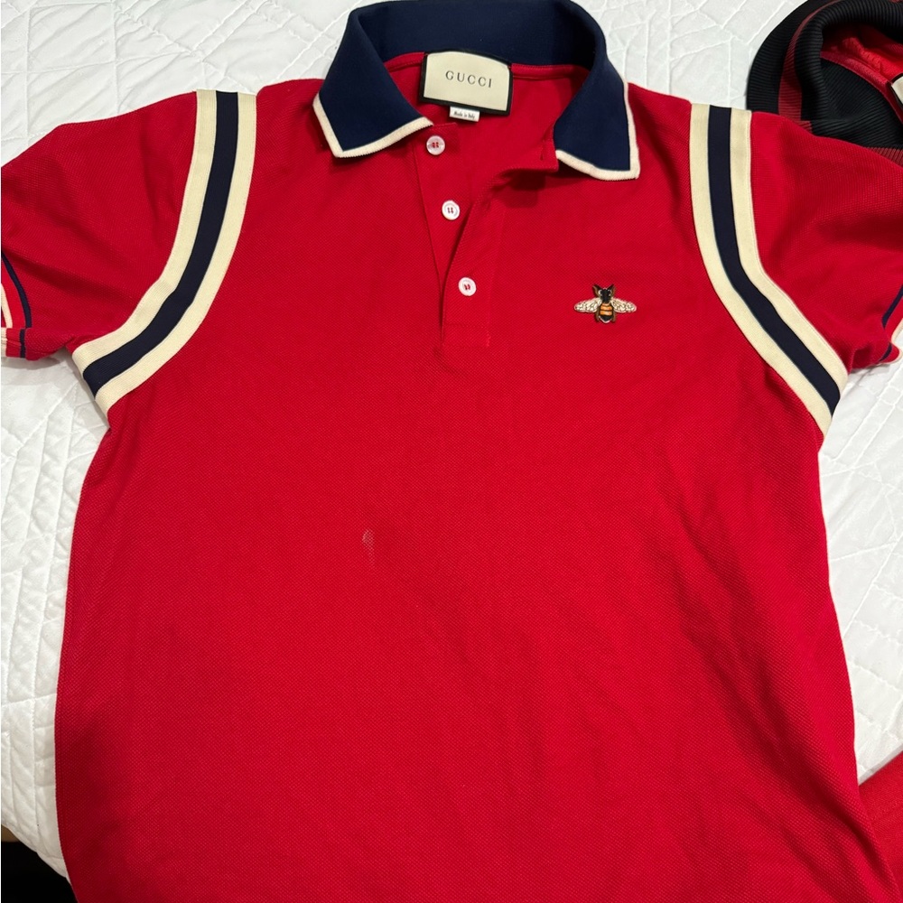 Medium sized Gucci polo shirt with bee logo